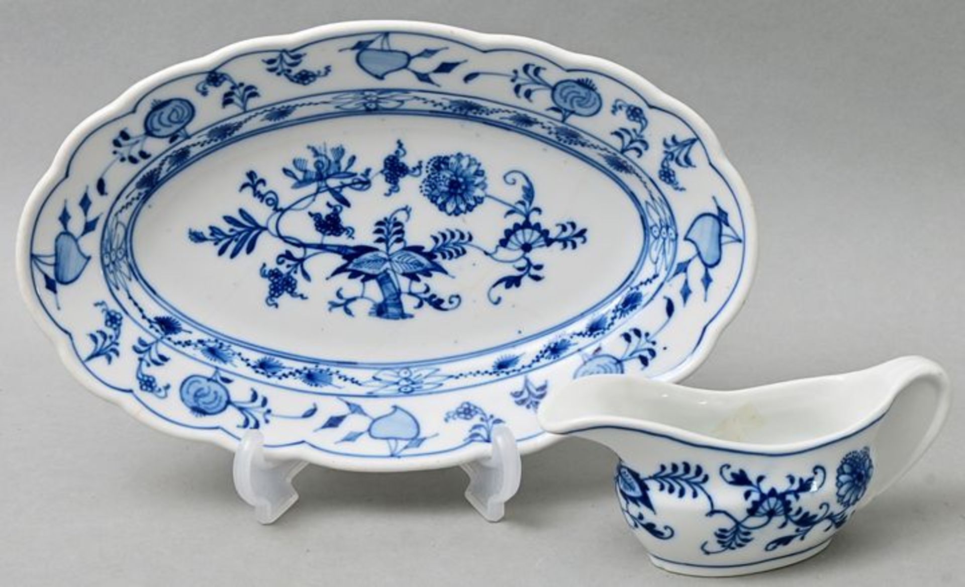 Zwei Teile Zwiebelmustergeschirr/ two items of porcelain