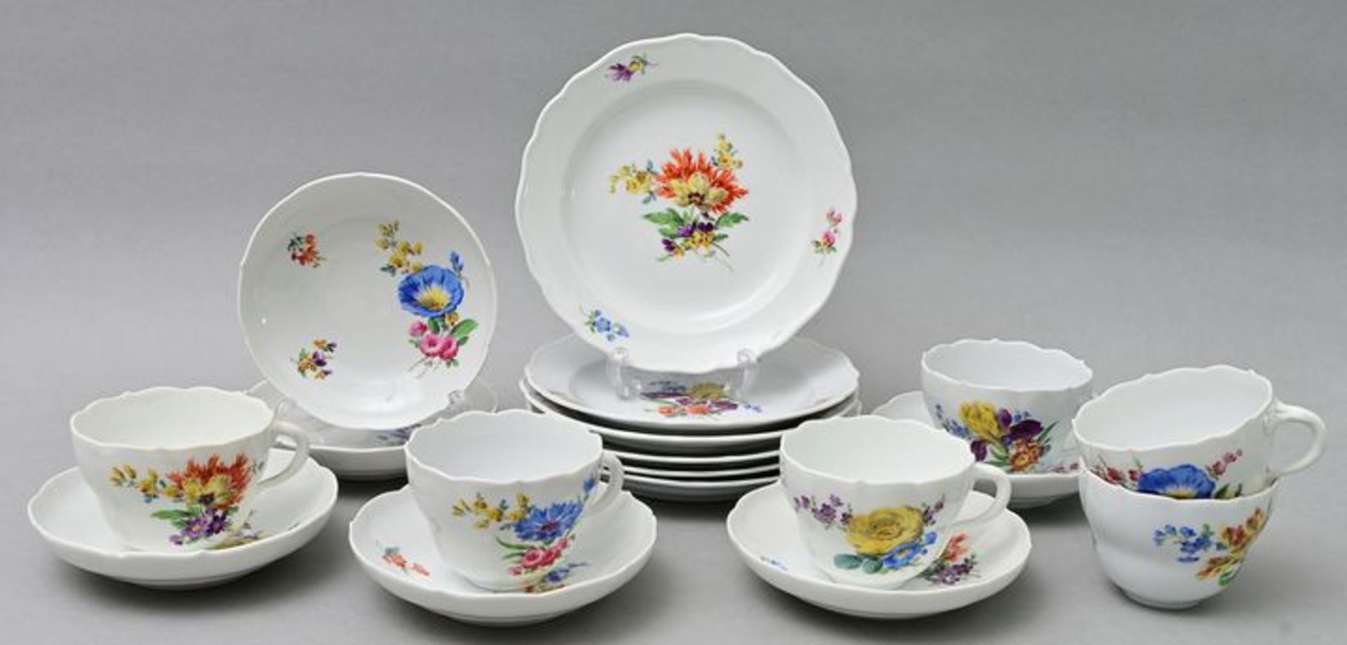 Gedecke/ cups with saucers and plates