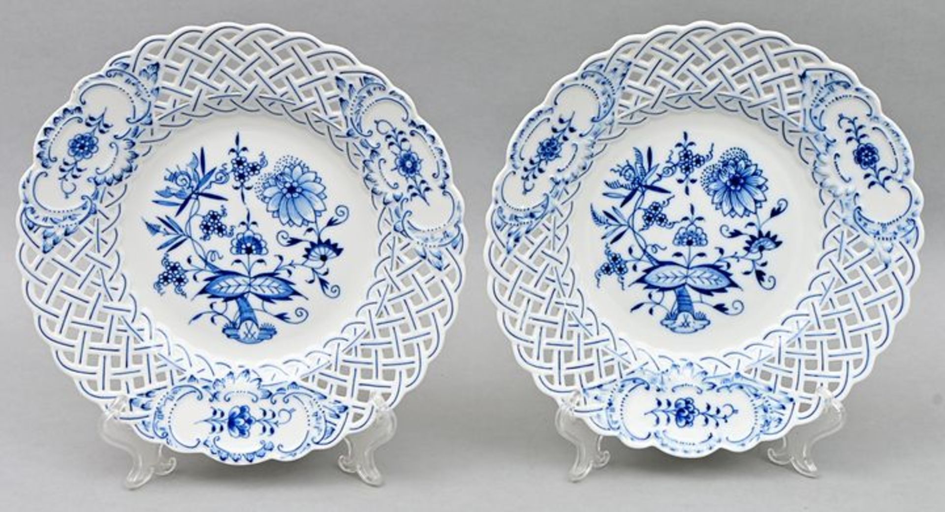 Zwei durchbrochene Teller/ two plates with perforated design