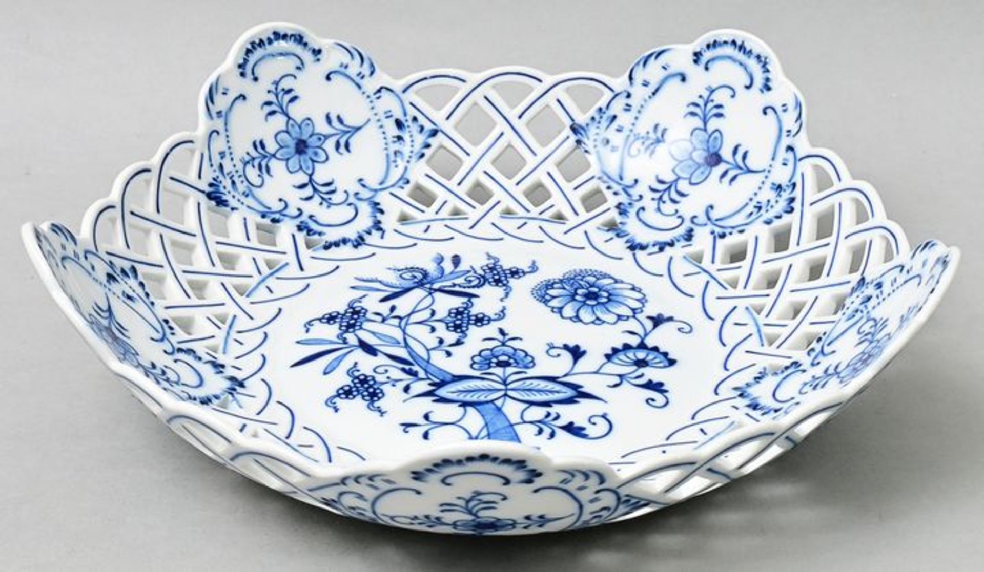 Durchbrochene Schale/ bowl with perforated decoration