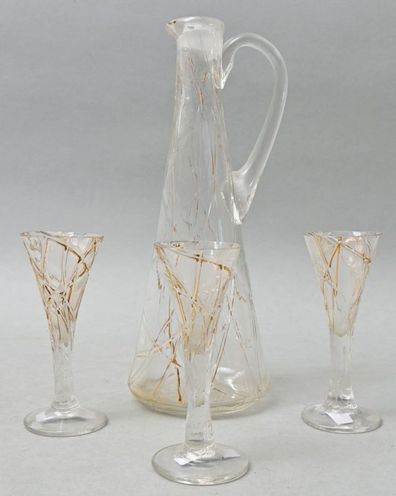 Karaffe und drei Gläser/ decanter with three glasses