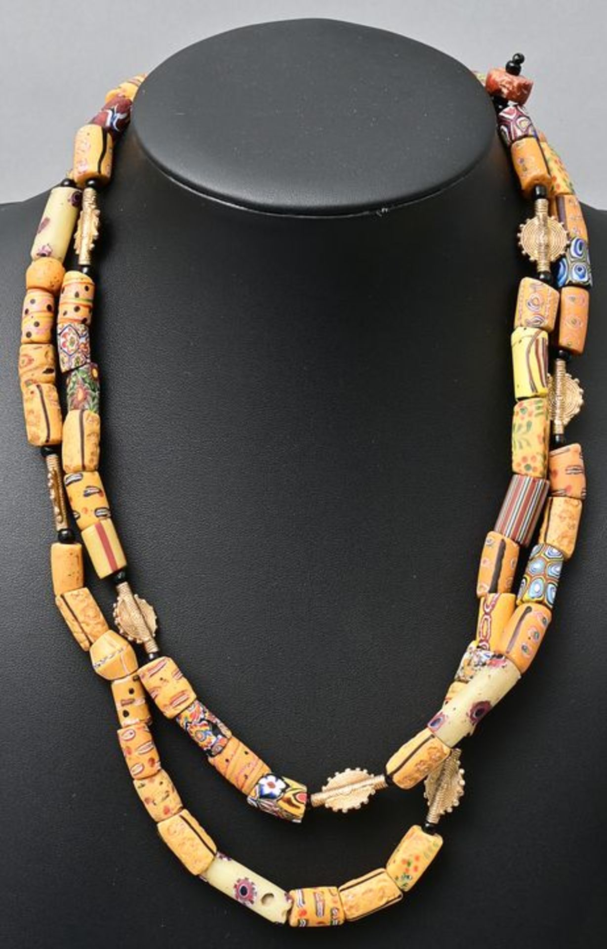 Kette sandfarbene Gasperlen/ Kupfer vergoldete Elemente/ necklace