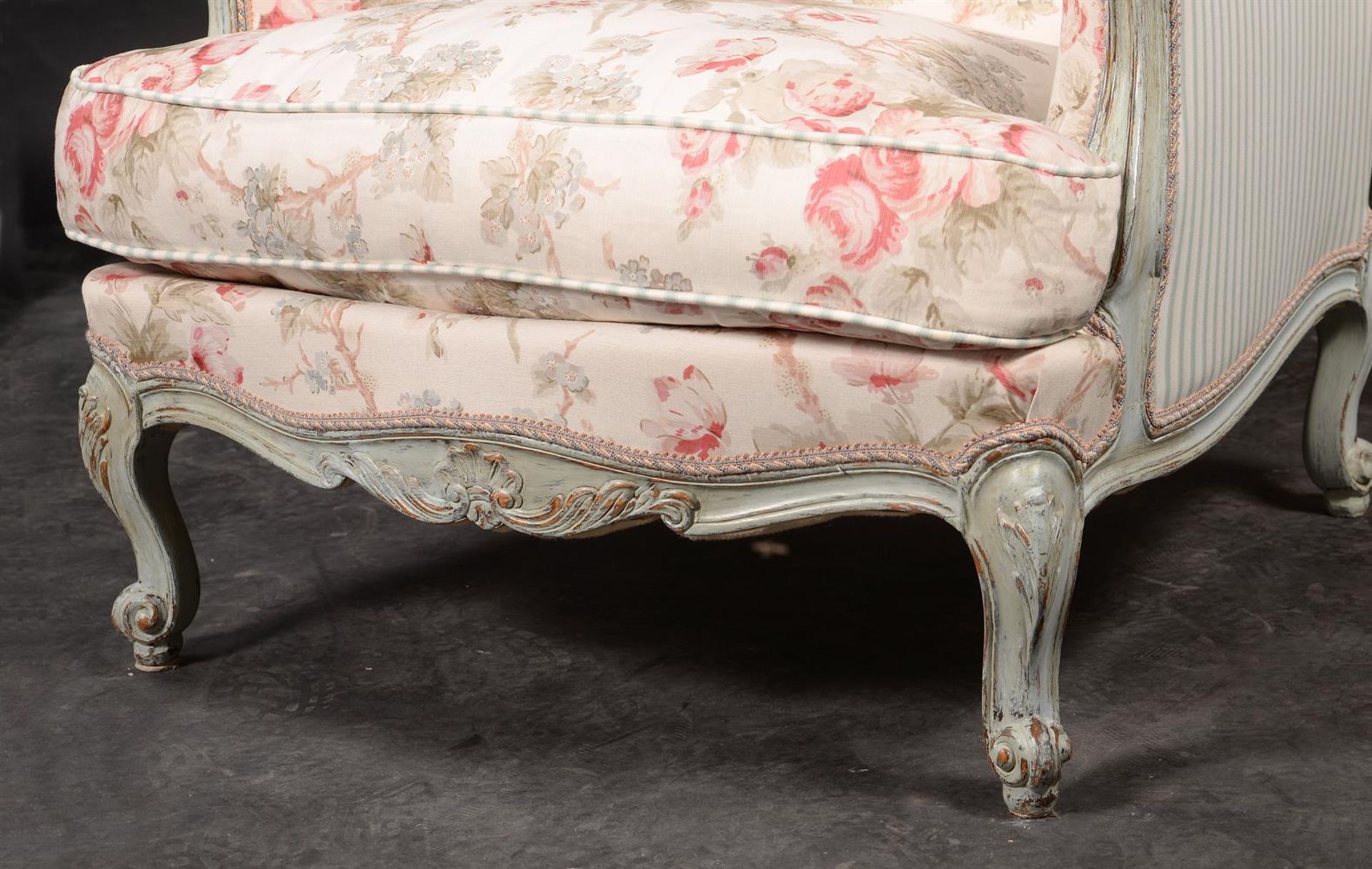 A PAIR OF FRENCH PAINTED AND UPHOLSTERED ARMCHAIRS IN LOUIS XV STYLE - Bild 2 aus 2