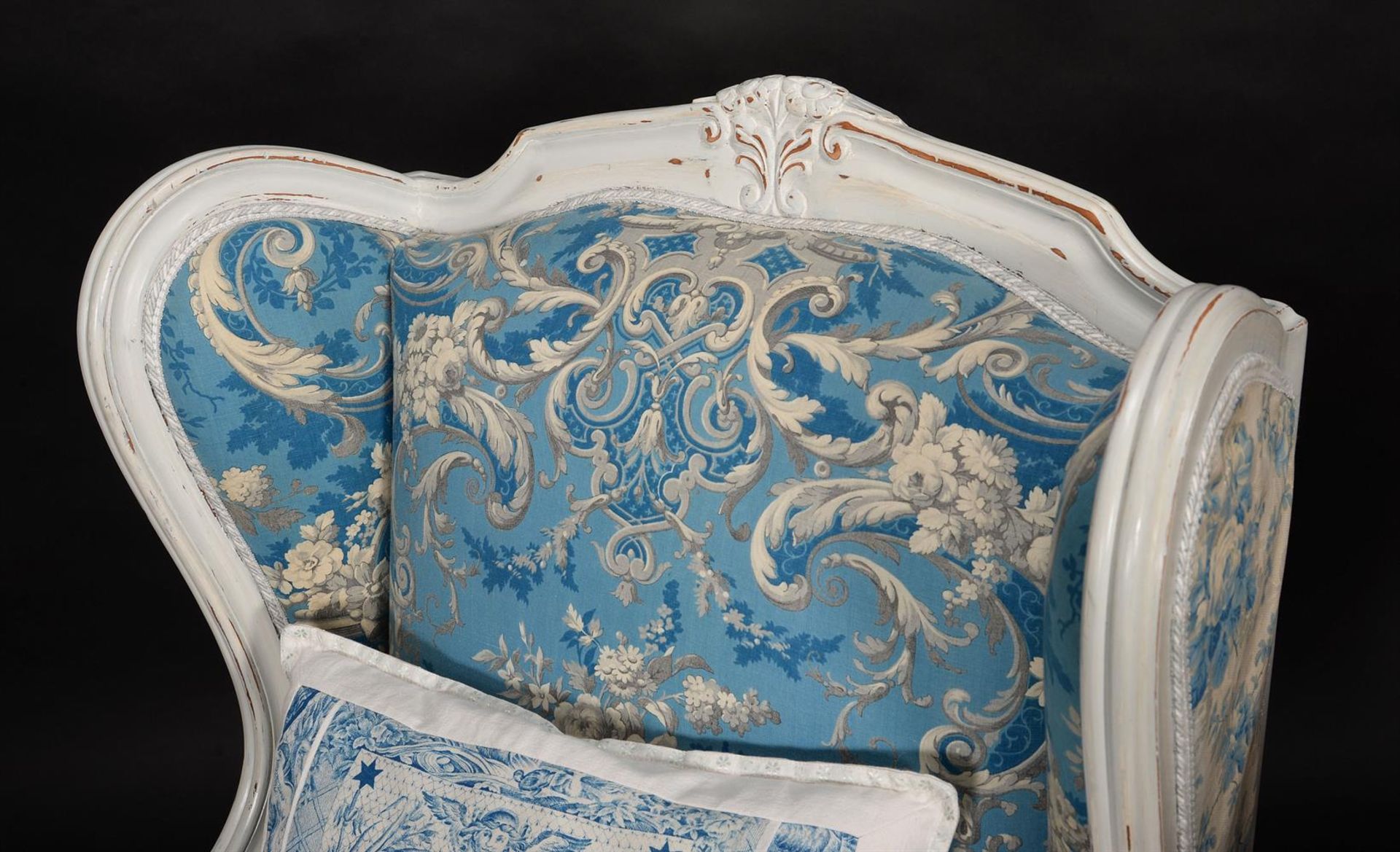 A PAIR OF FRENCH PAINTED WOOD AND UPHOLSTERED ARMCHAIRS IN LOUIS XVI STYLE - Bild 3 aus 3