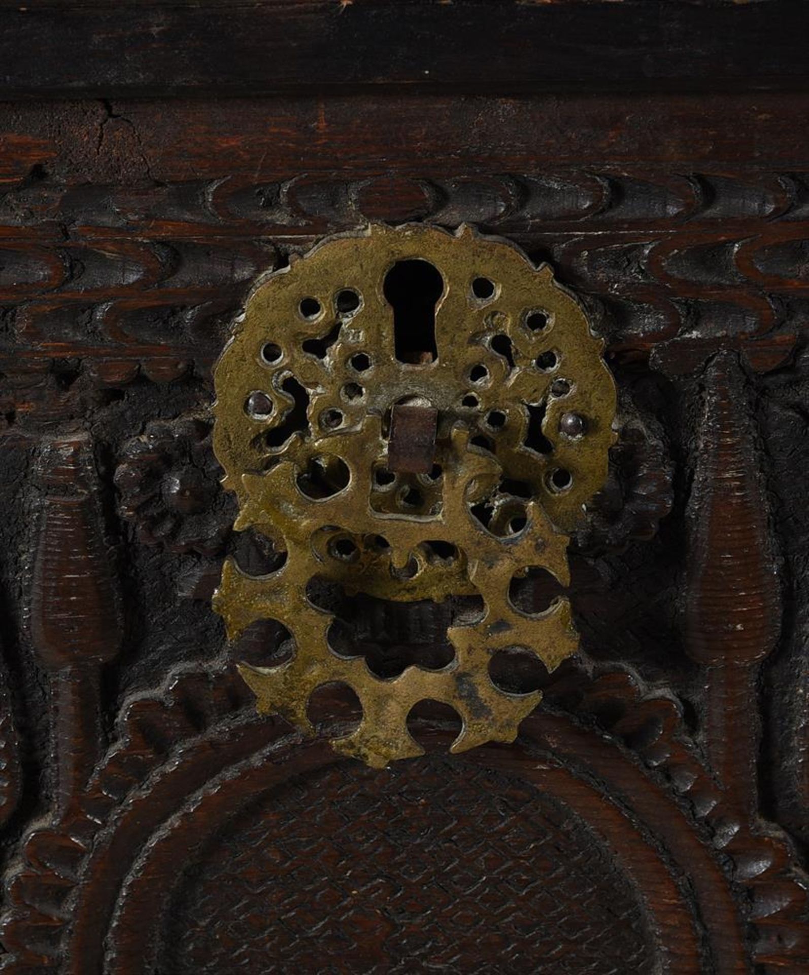 A CARVED HARDWOOD COFFER, PROBABLY OTTOMAN - Bild 5 aus 5