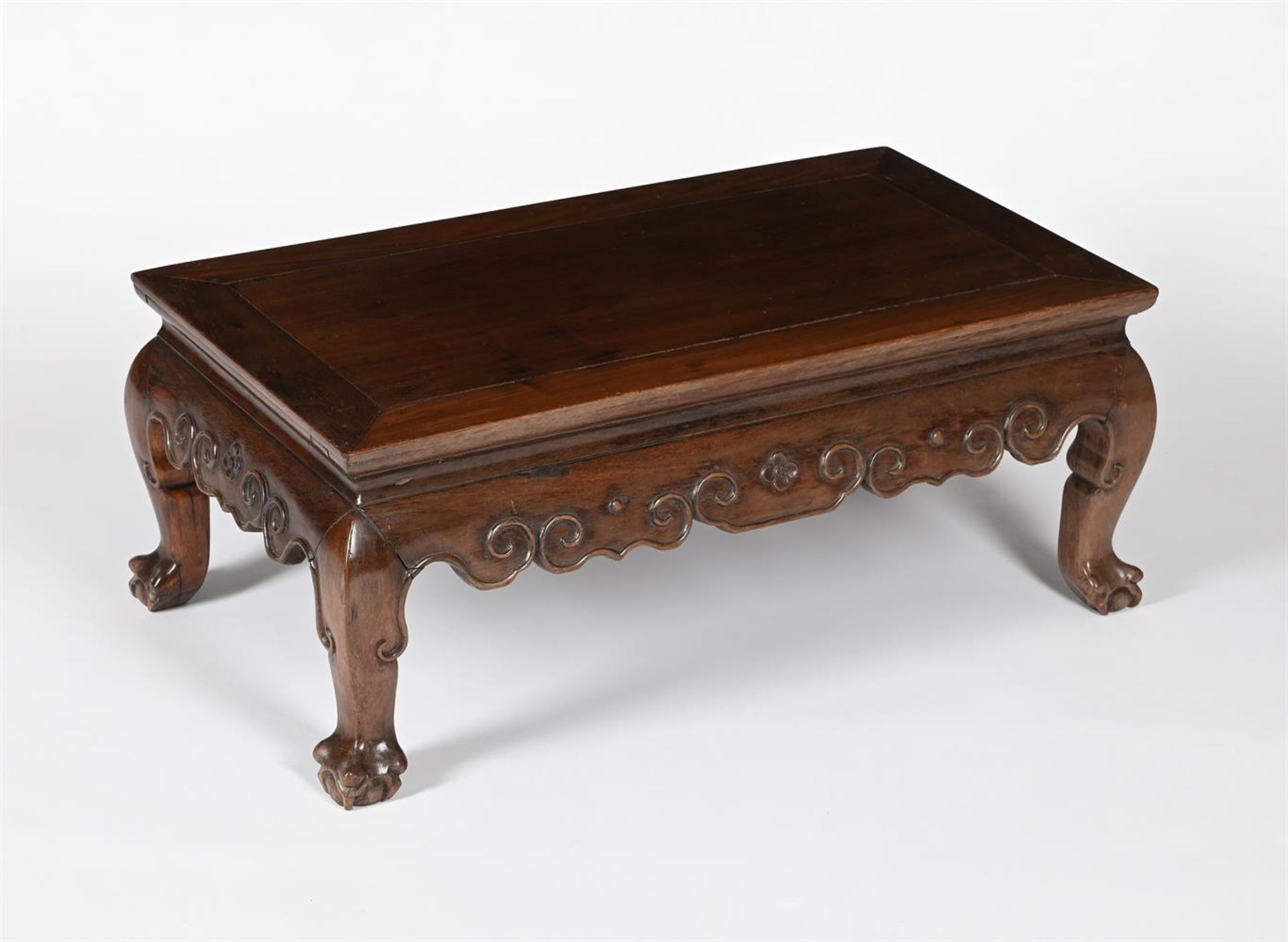 A CHINESE HARDWOOD KANG TABLE - Bild 2 aus 3