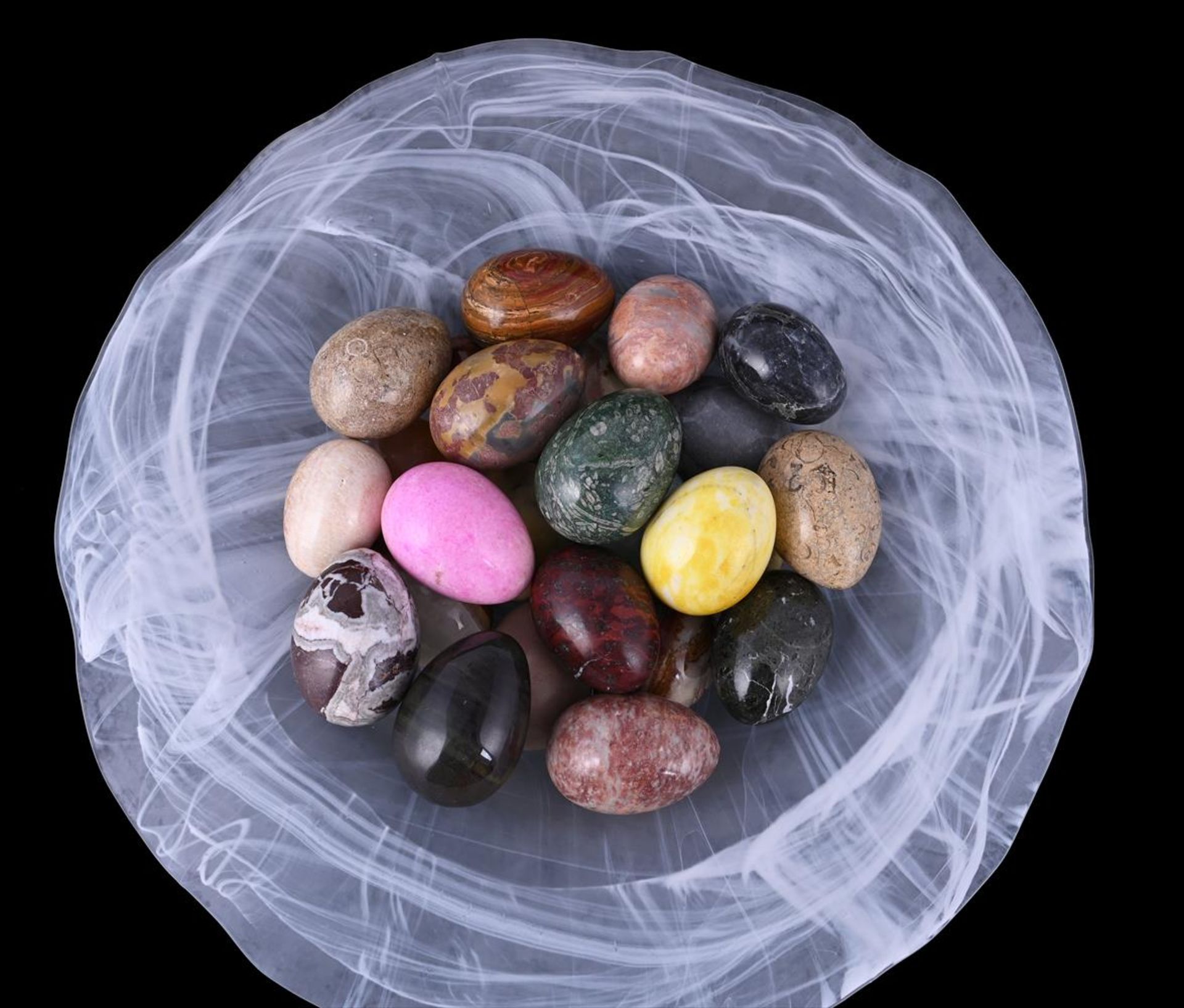 A COLLECTION OF APPROXIMATELY 22 VARIOUS HARDSTONE MODELS OF EGGS - Bild 2 aus 2