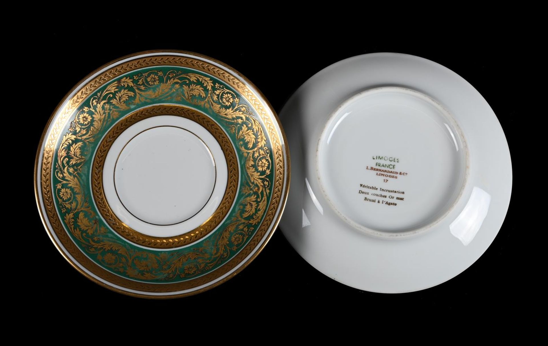 A MODERN LIMOGES (L. BERNARDAUD & Co.) GREEN BORDERED AND GILT 'CHAMBORD' PATTERN PART DINNER SERVIC - Bild 2 aus 2