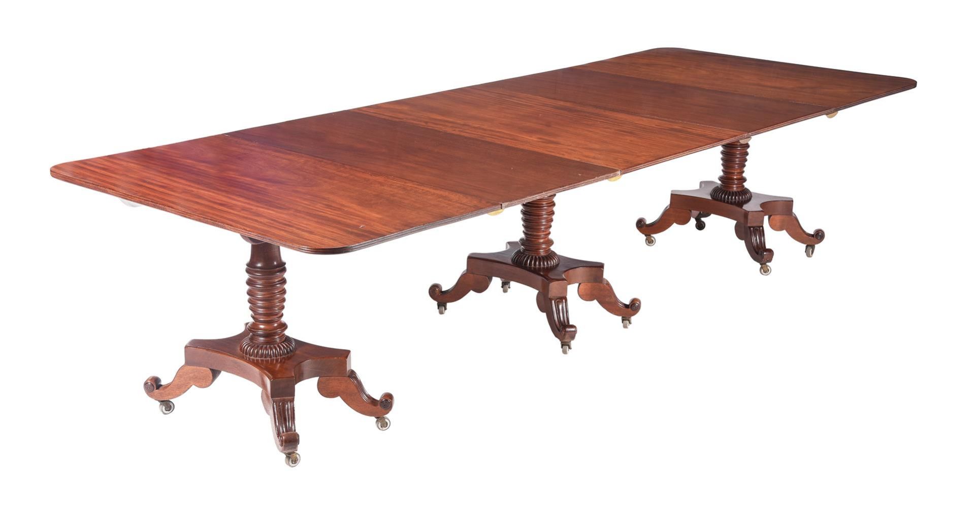 A MAHOGANY THREE PILLAR DINING TABLE IN REGENCY STYLE