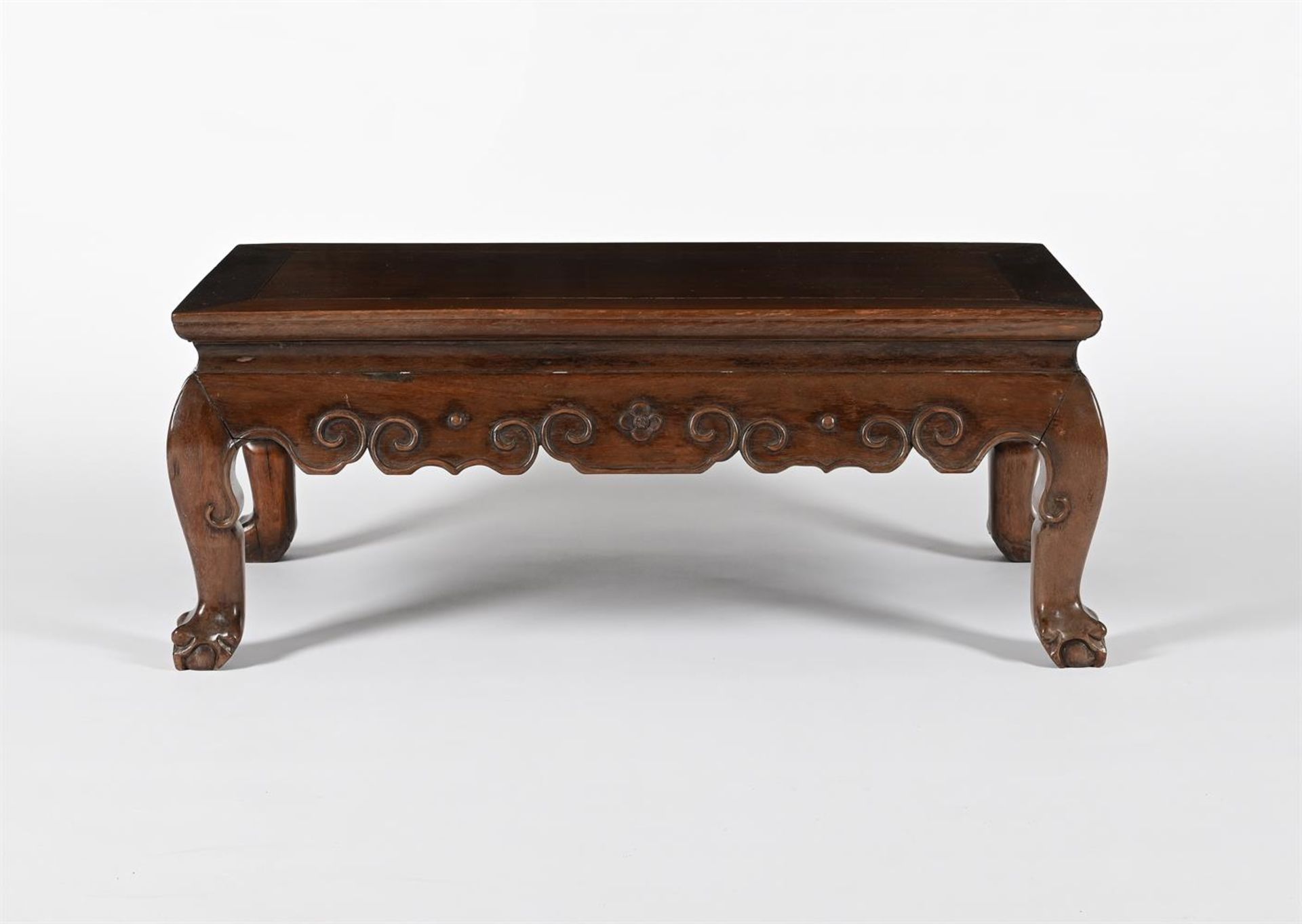 A CHINESE HARDWOOD KANG TABLE - Bild 3 aus 3