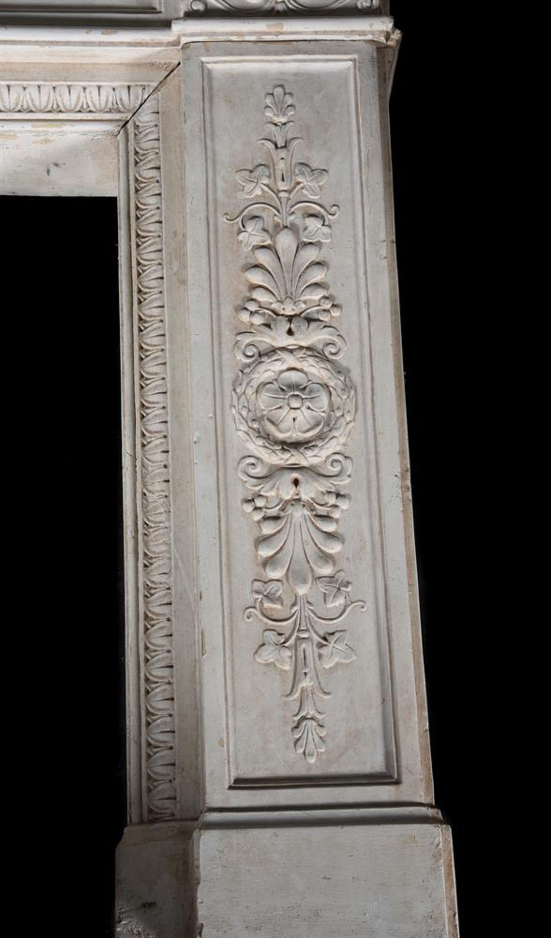 A WHITE GLAZED CERAMIC CHIMNEY PIECE IN GEORGE III STYLE - Bild 3 aus 3