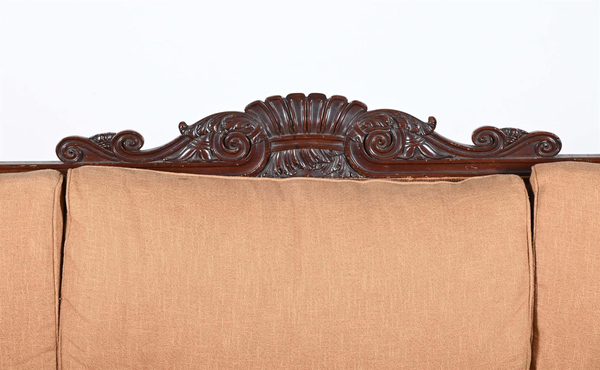 AN EARLY VICTORIAN MAHOGANY SOFA - Bild 3 aus 3