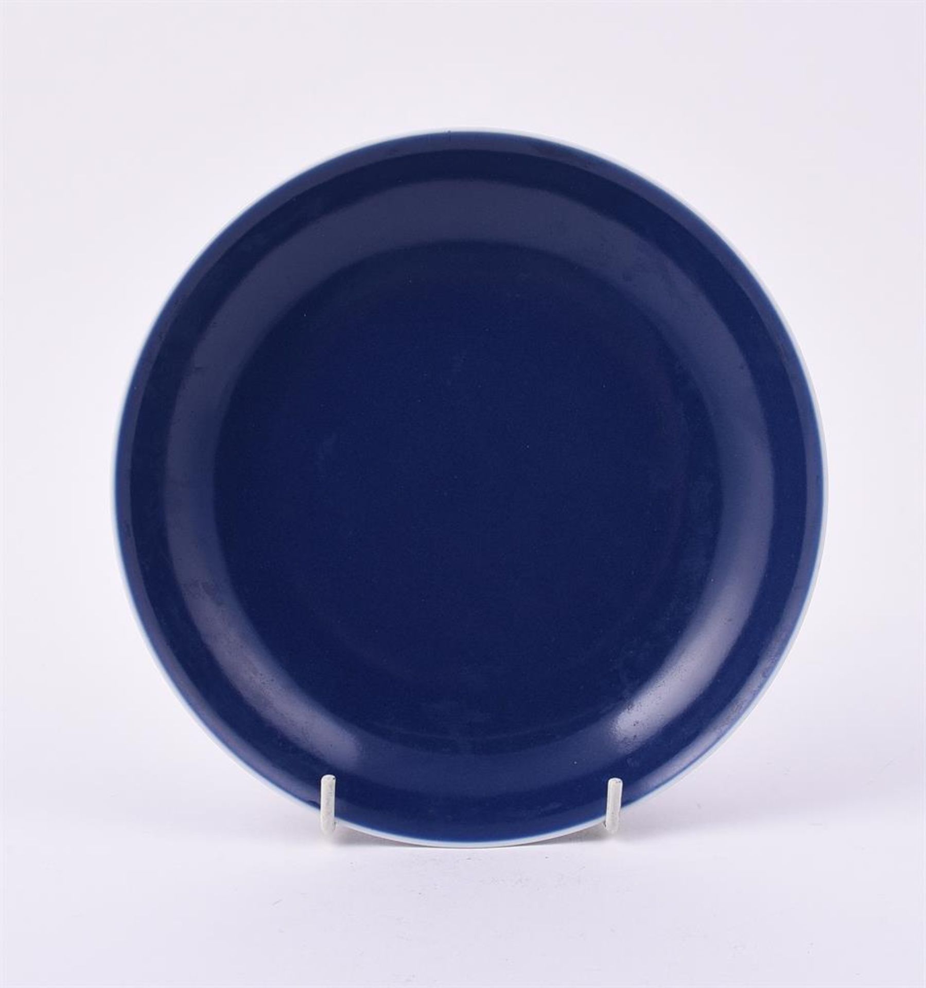 A CHINESE BLUE GLAZED PLATE - Bild 2 aus 3