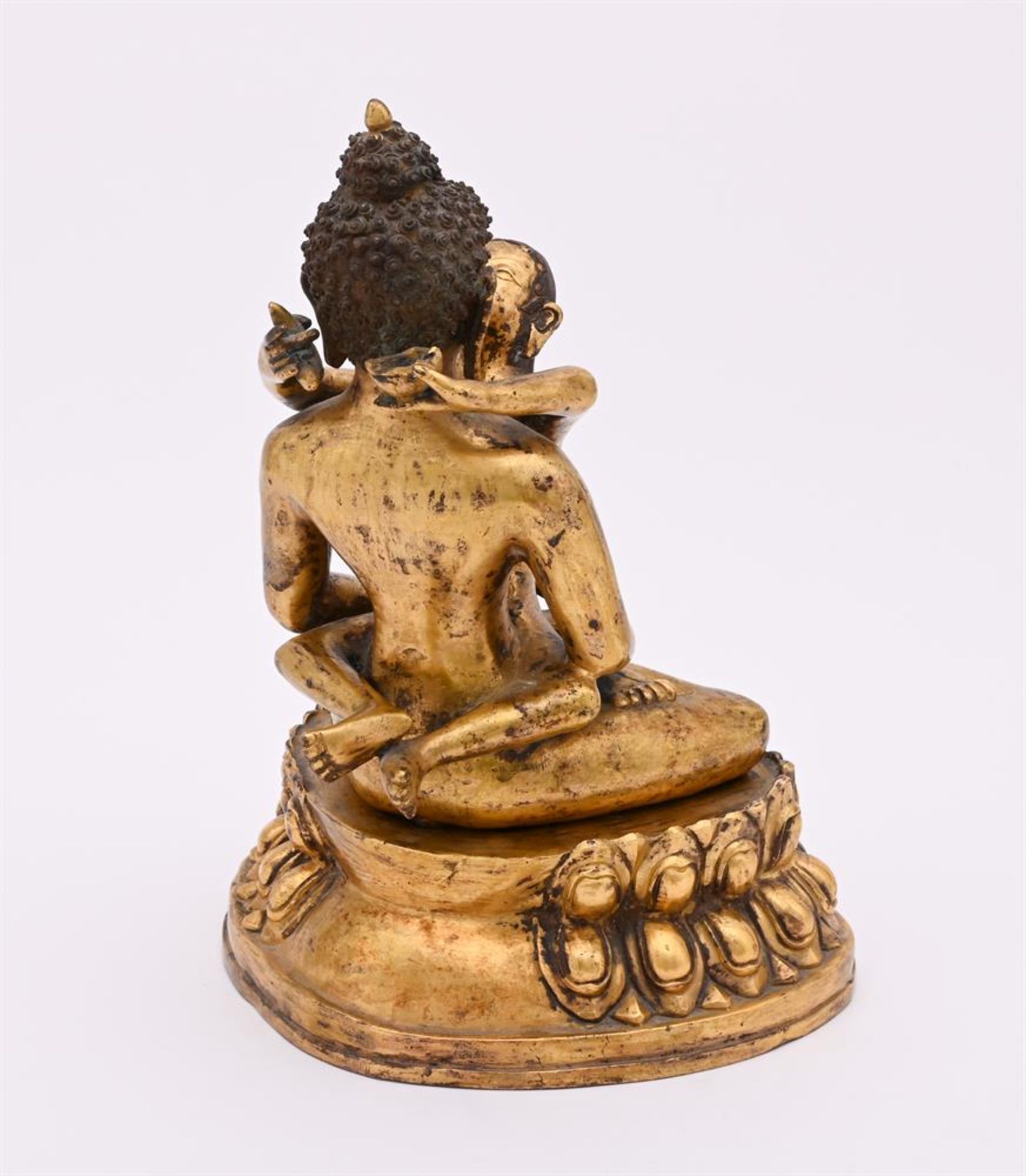 A GILT BRONZE FIGURE OF BUDDHA IN SINO-TIBETAN STYLE - Bild 4 aus 5