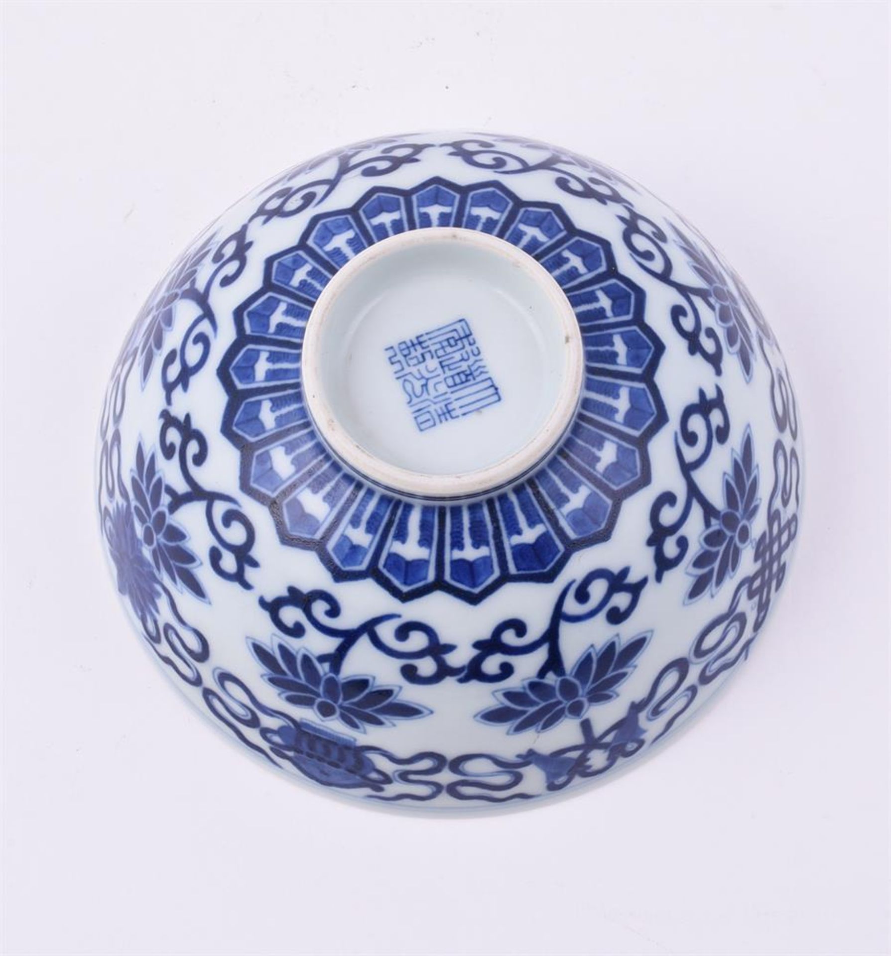 A CHINESE BLUE AND WHITE BOWL - Bild 3 aus 3