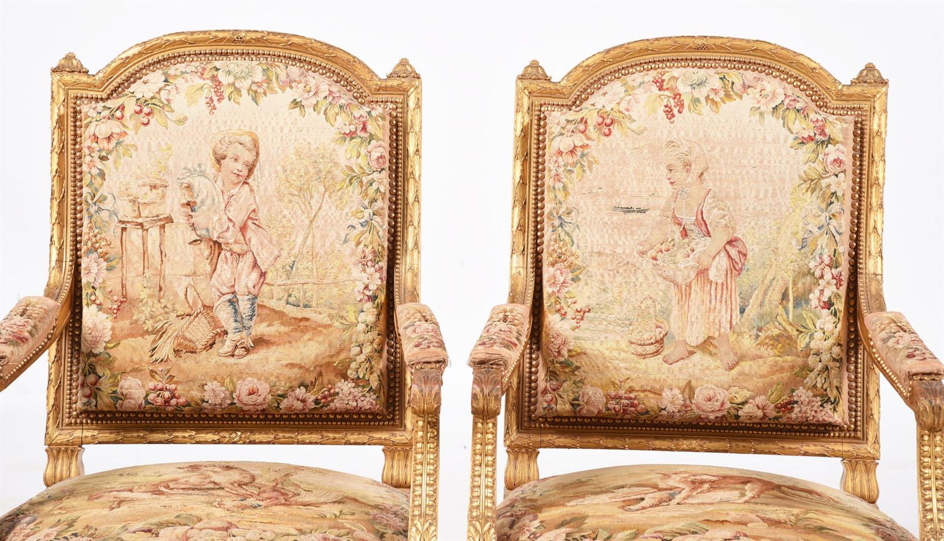 A FRENCH TRANSITIONAL AUBUSSON UPHOLSTERED GILTWOOD SALON SUITE, IN LOUIS XVI STYLE - Bild 4 aus 10