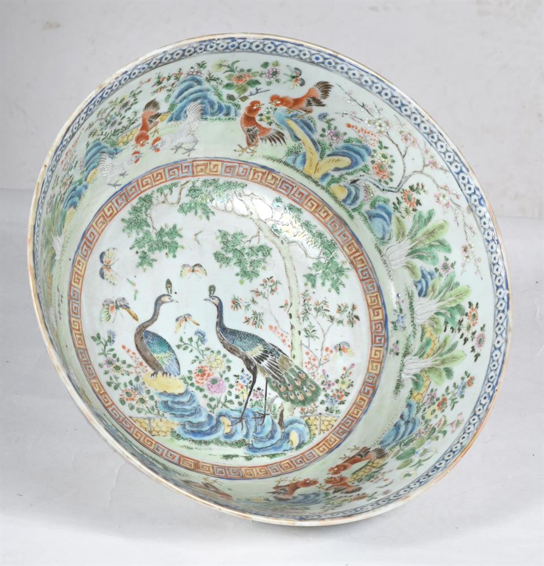 A CHINESE FAMILLE ROSE PUNCH BOWL - Bild 2 aus 4