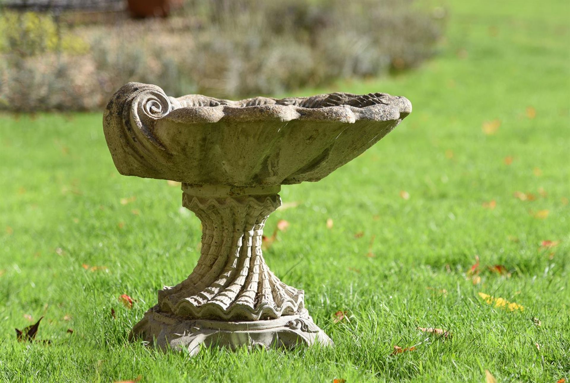 A COMPOSITE STONE BIRDBATH - Bild 2 aus 2