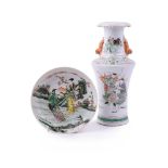 A CHINESE FAMILLE VERTE TWIN HANDLED VASE AND A PLATE