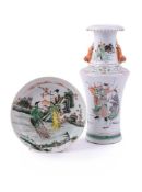 A CHINESE FAMILLE VERTE TWIN HANDLED VASE AND A PLATE