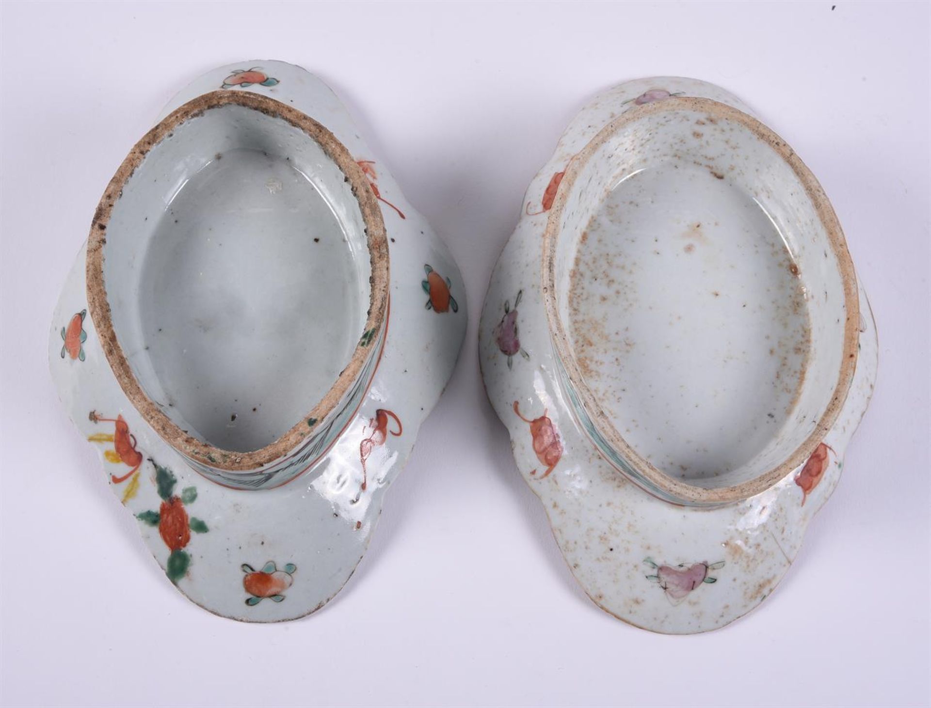 A PAIR OF CHINESE FAMILLE ROSE FOOTED DISHES - Image 3 of 3