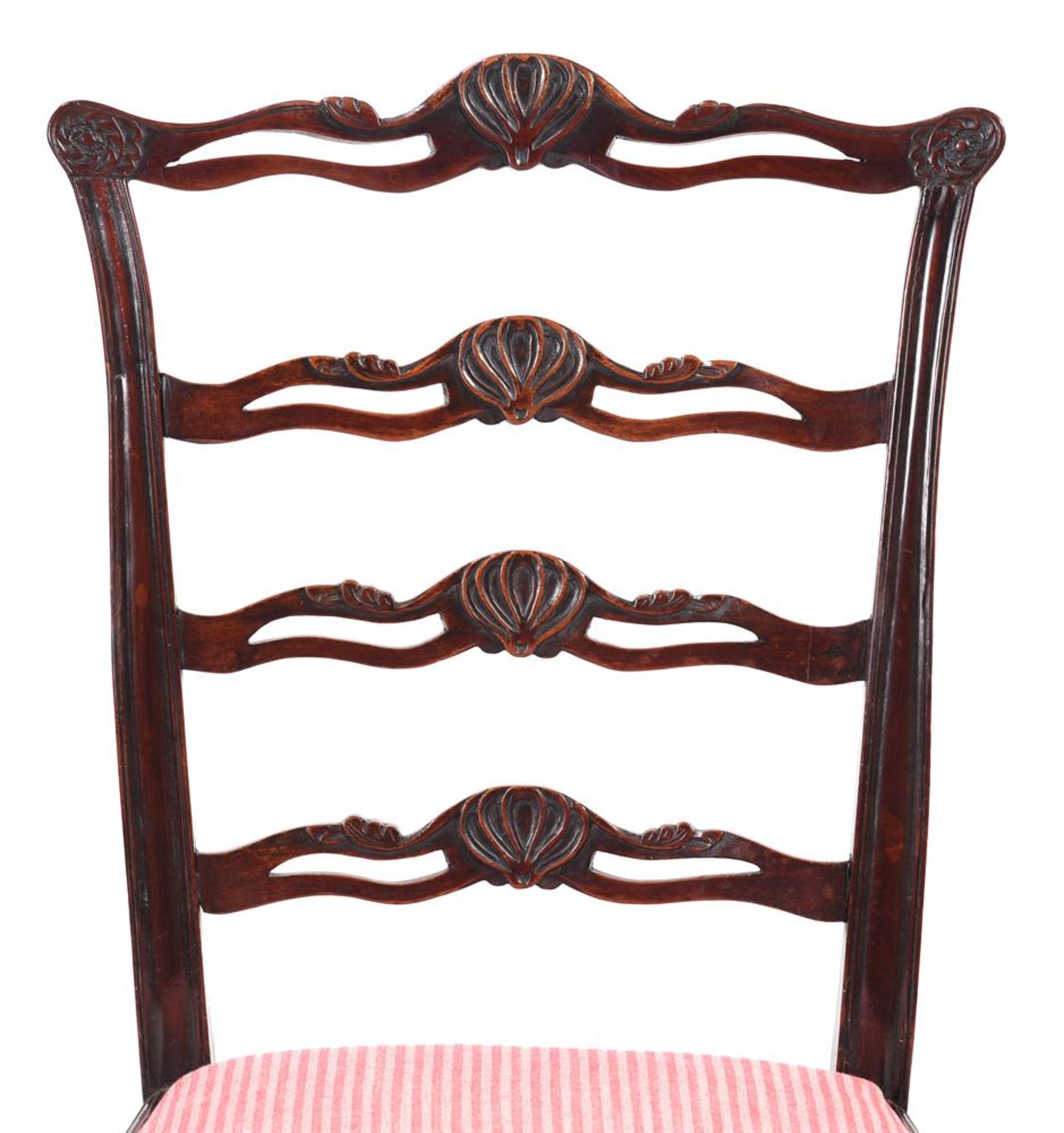 A SET OF FIVE GEORGE III MAHOGANY ‘LADDER BACK’ DINING CHAIRS - Bild 2 aus 2