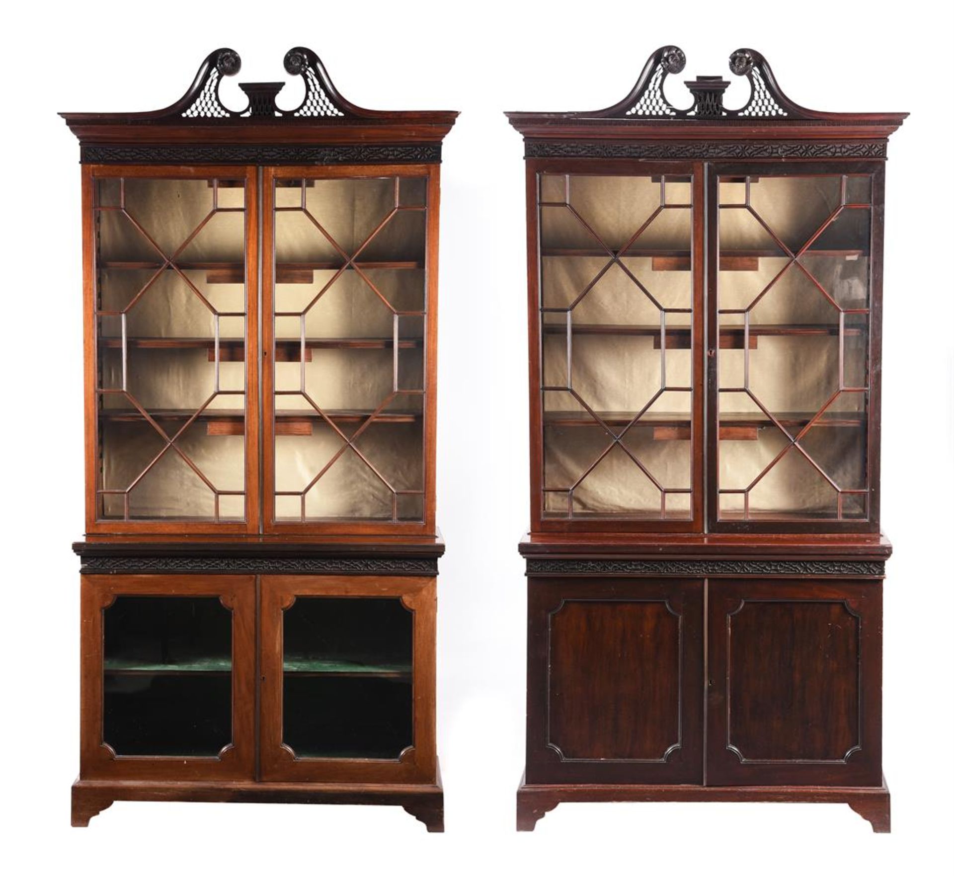 A PAIR OF MAHOGANY BOOKCASE CABINETS IN GEORGE III STYLE - Bild 2 aus 3