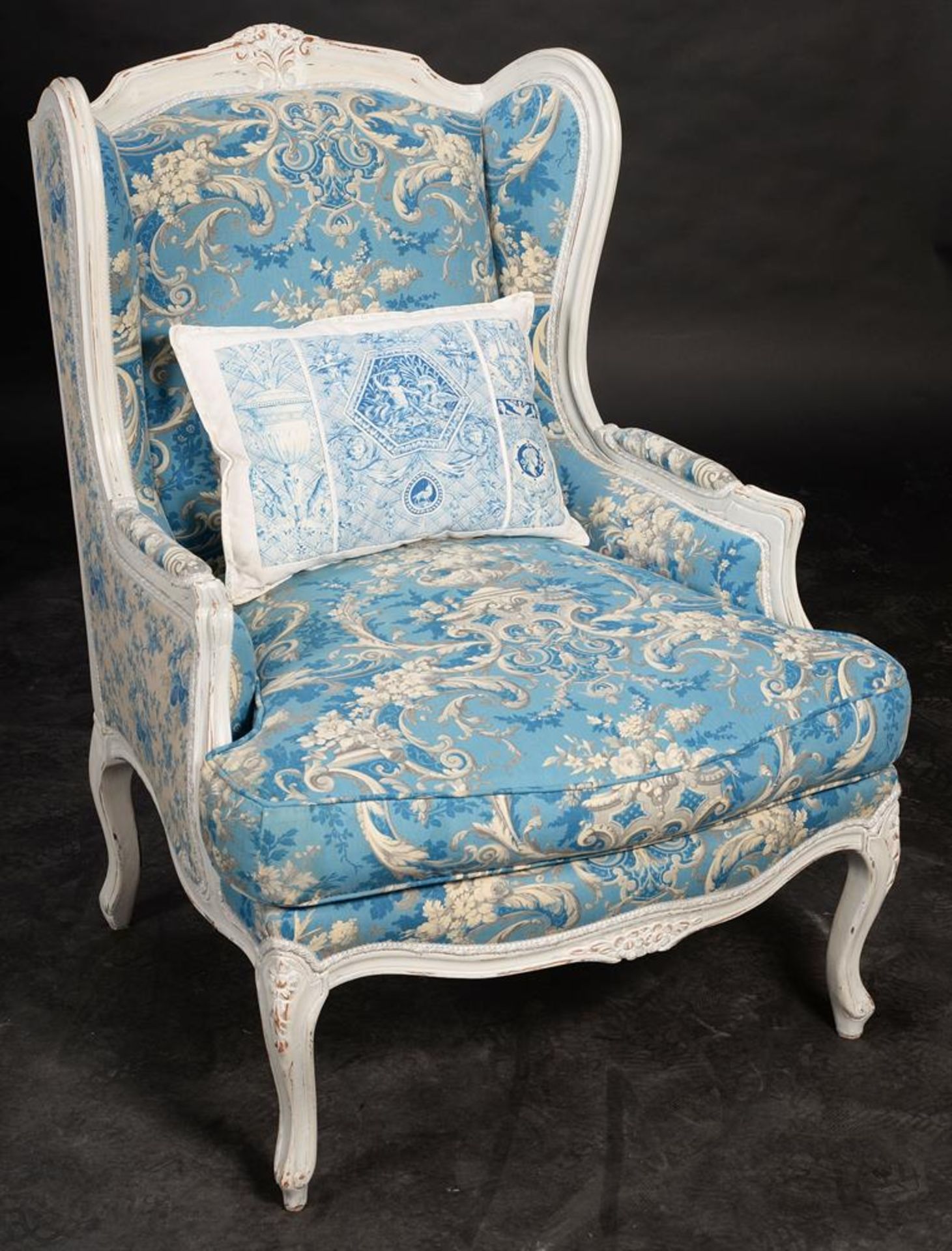 A PAIR OF FRENCH PAINTED WOOD AND UPHOLSTERED ARMCHAIRS IN LOUIS XVI STYLE - Image 2 of 3