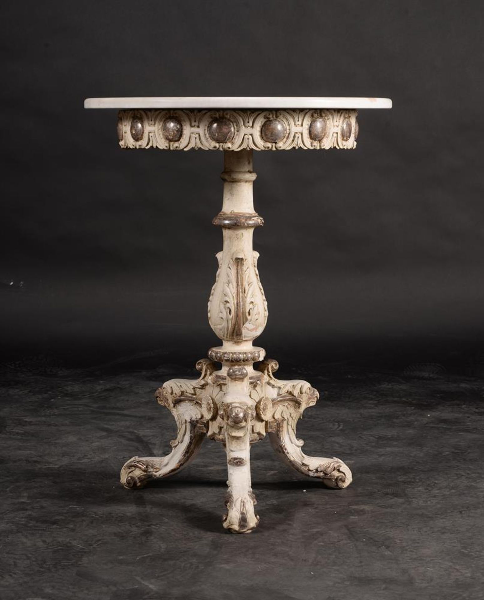 A PAINTED WOOD TRIPOD TABLE WITH MARBLE TOP - Image 3 of 4
