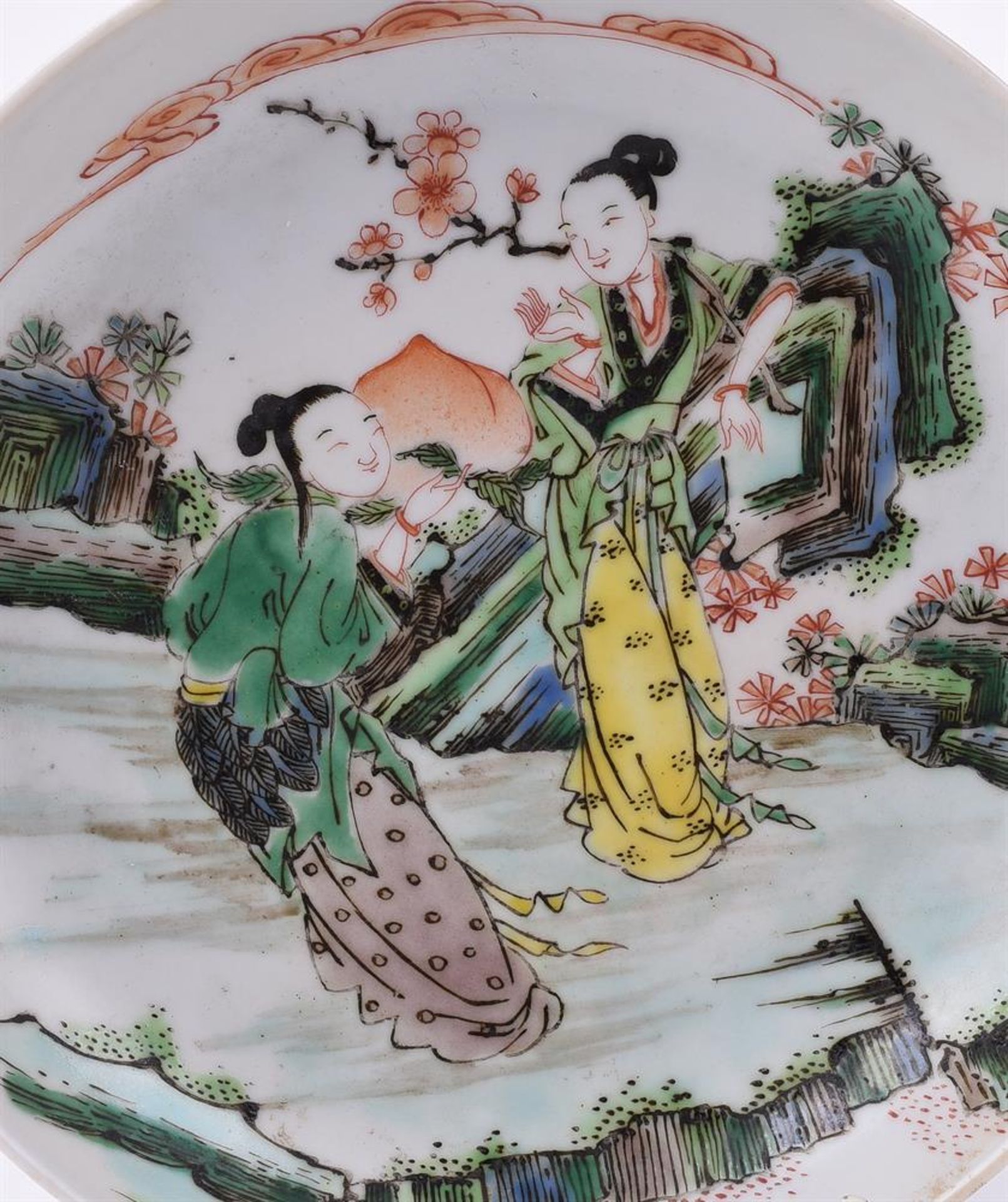 A CHINESE FAMILLE VERTE TWIN HANDLED VASE AND A PLATE - Image 3 of 4