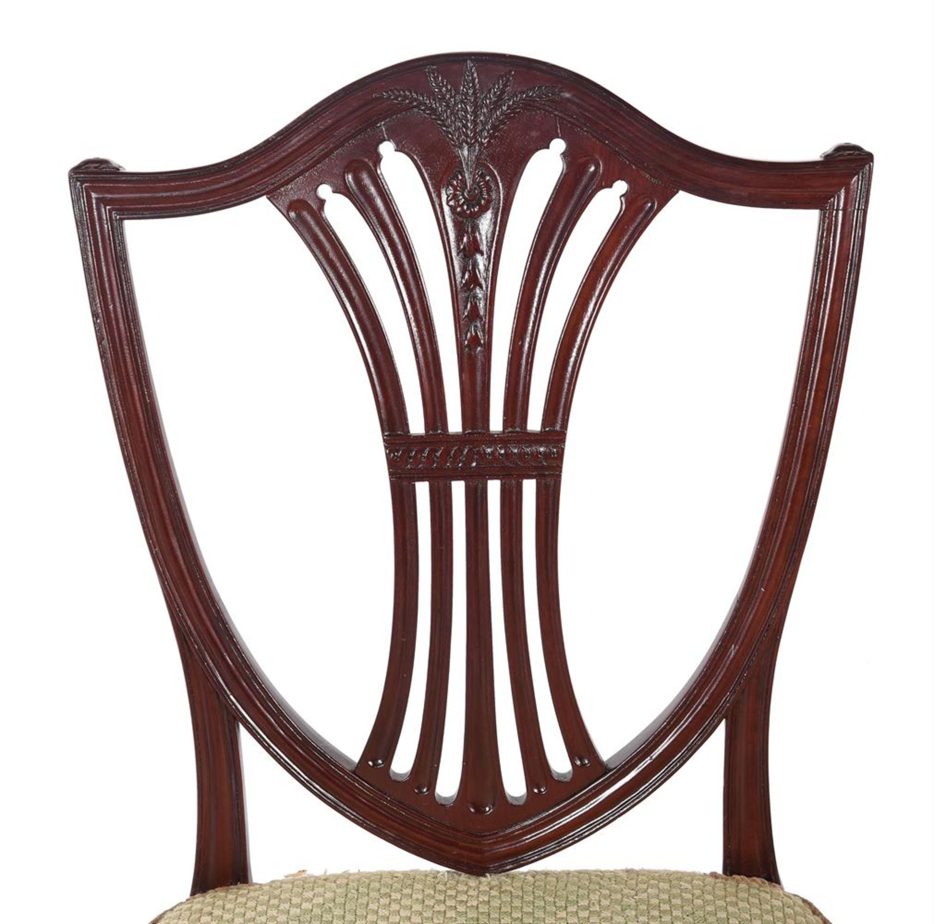 A SET OF EIGHT MAHOGANY DINING CHAIRS IN GEORGE III STYLE - Bild 3 aus 4