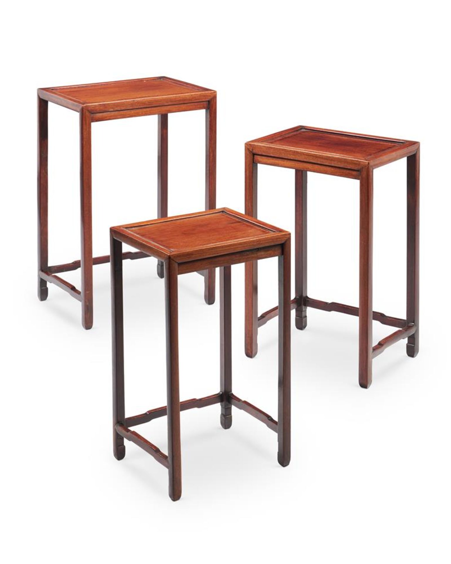 A SET OF THREE CHINESE HARDWOOD NESTING TABLES - Bild 2 aus 2