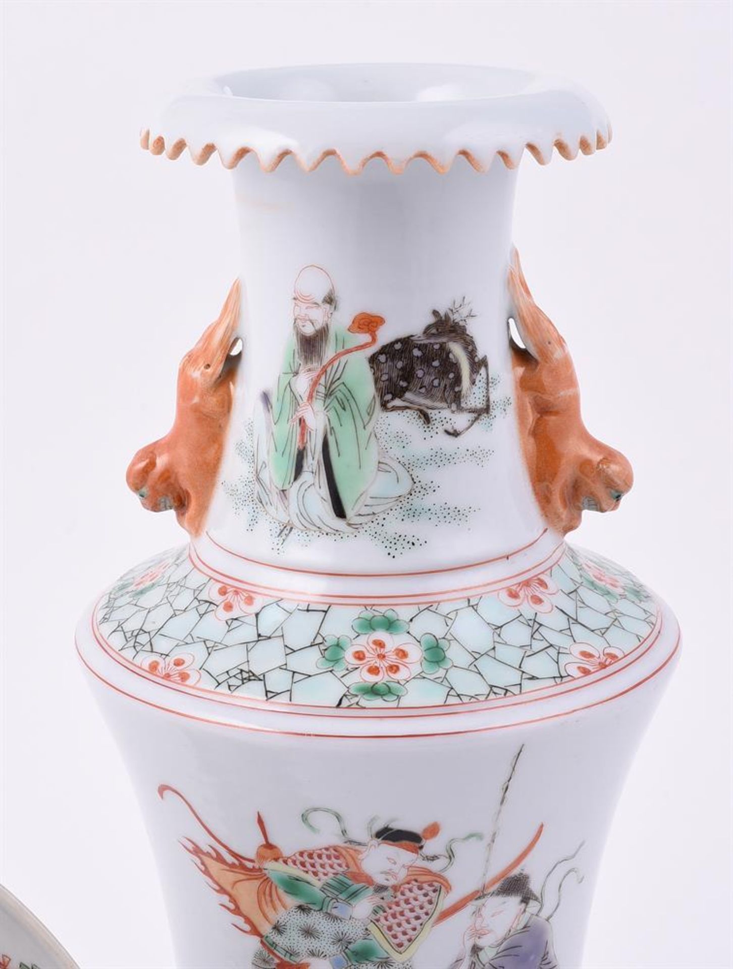 A CHINESE FAMILLE VERTE TWIN HANDLED VASE AND A PLATE - Image 4 of 4