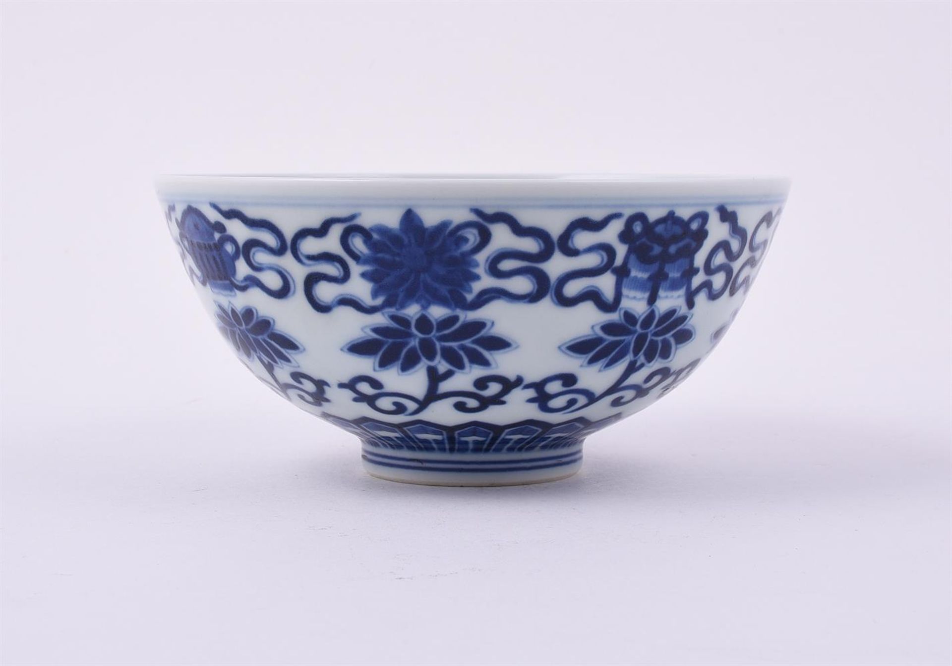 A CHINESE BLUE AND WHITE BOWL - Bild 2 aus 3