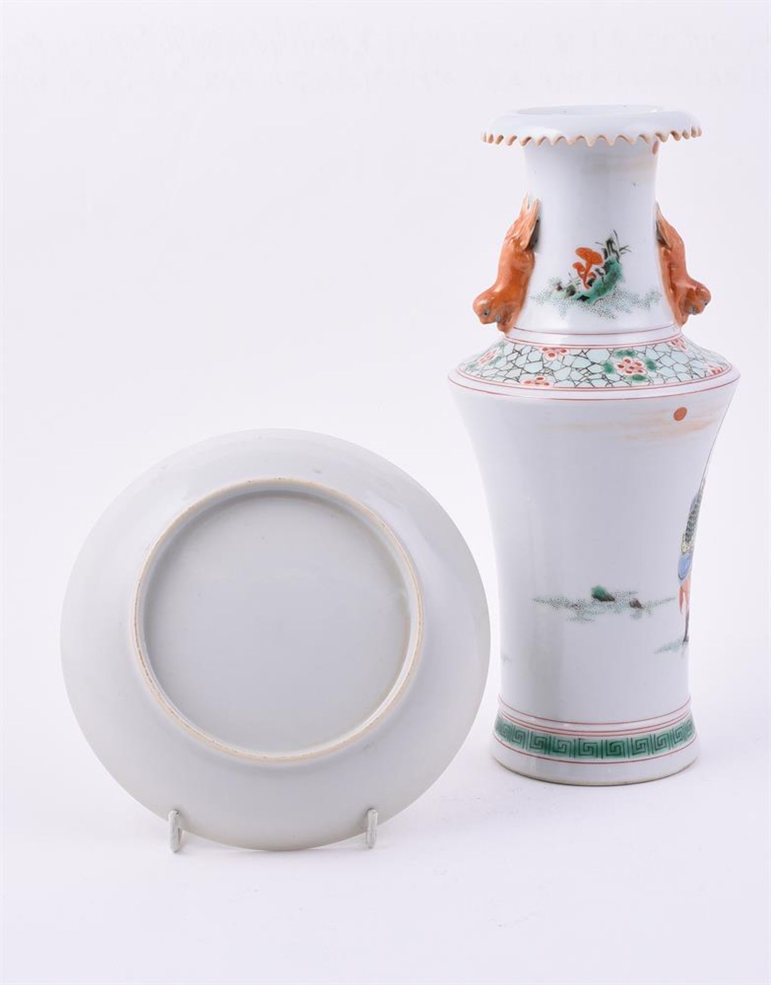 A CHINESE FAMILLE VERTE TWIN HANDLED VASE AND A PLATE - Bild 2 aus 4