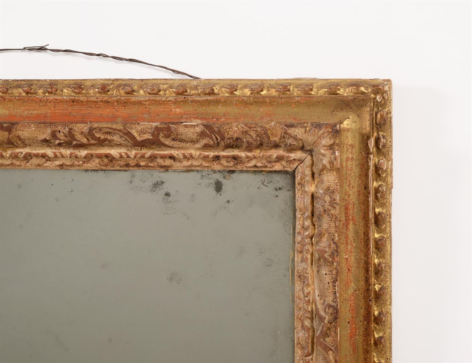 A GILTWOOD AND COMPOSITION WALL MIRROR - Bild 2 aus 3