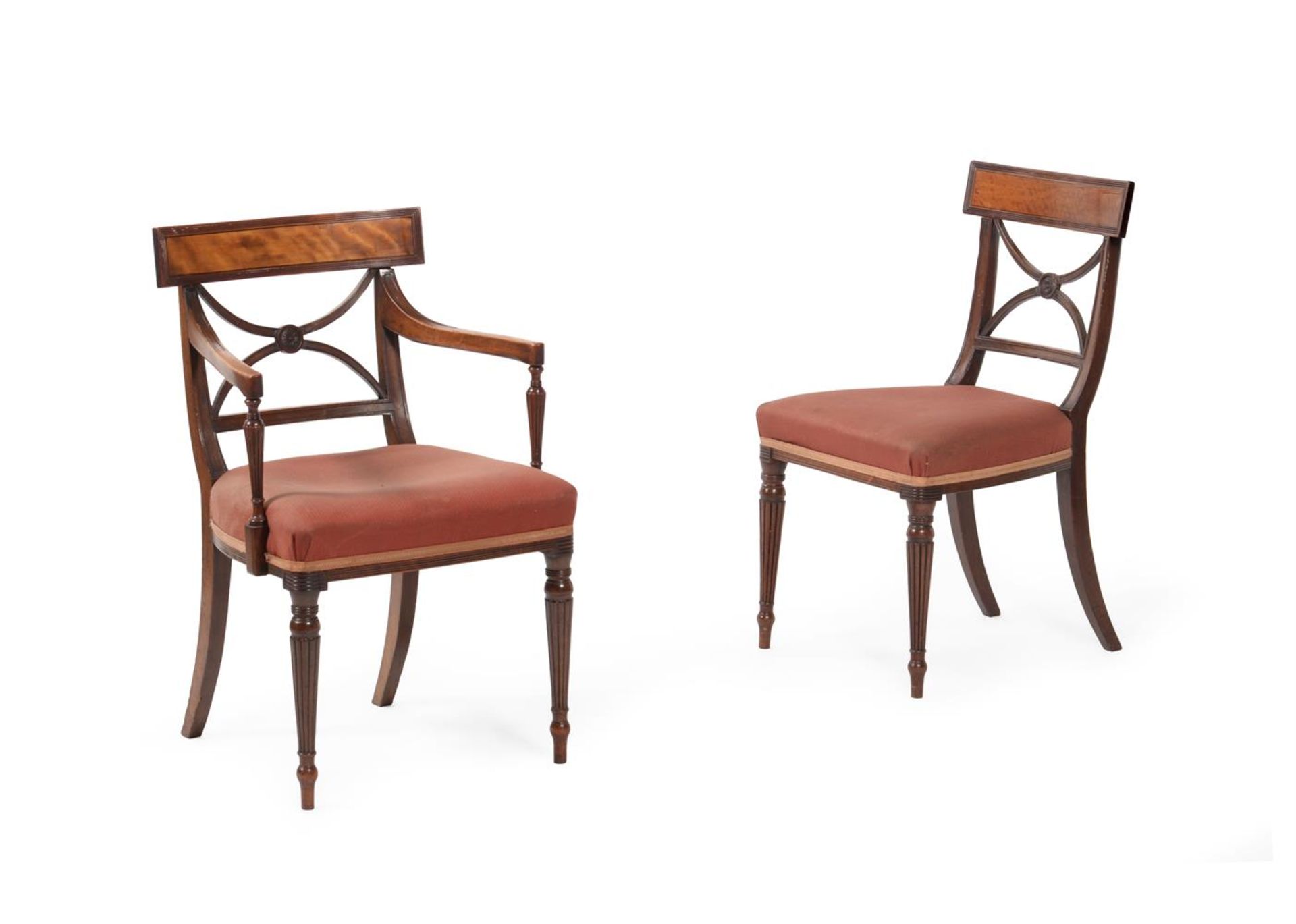 A SET OF EIGHT GEORGE III MAHOGANY AND SATINWOOD DINING CHAIRS - Bild 2 aus 4