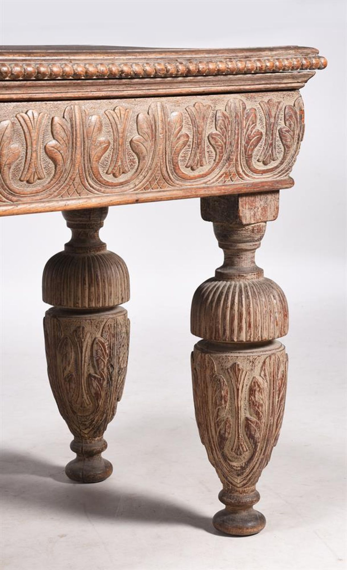 A CARVED AND PARCEL LIMED WOOD SIDE TABLE IN ELIZABETHAN TASTE - Bild 2 aus 2