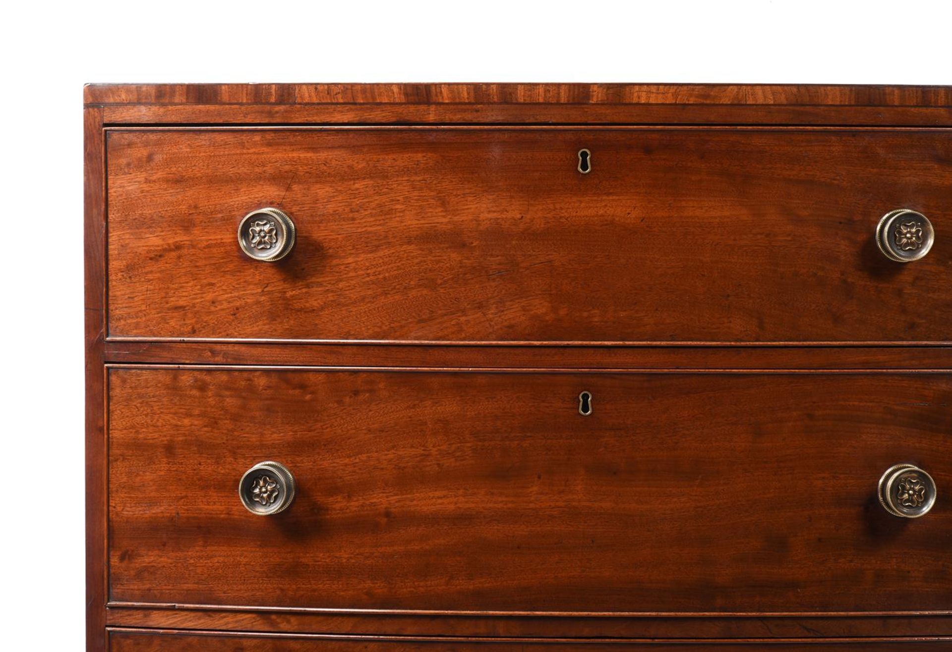 A GEORGE III MAHOGANY BOWFRONT CHEST OF DRAWERS, LATE 18TH CENTURY - Bild 3 aus 4