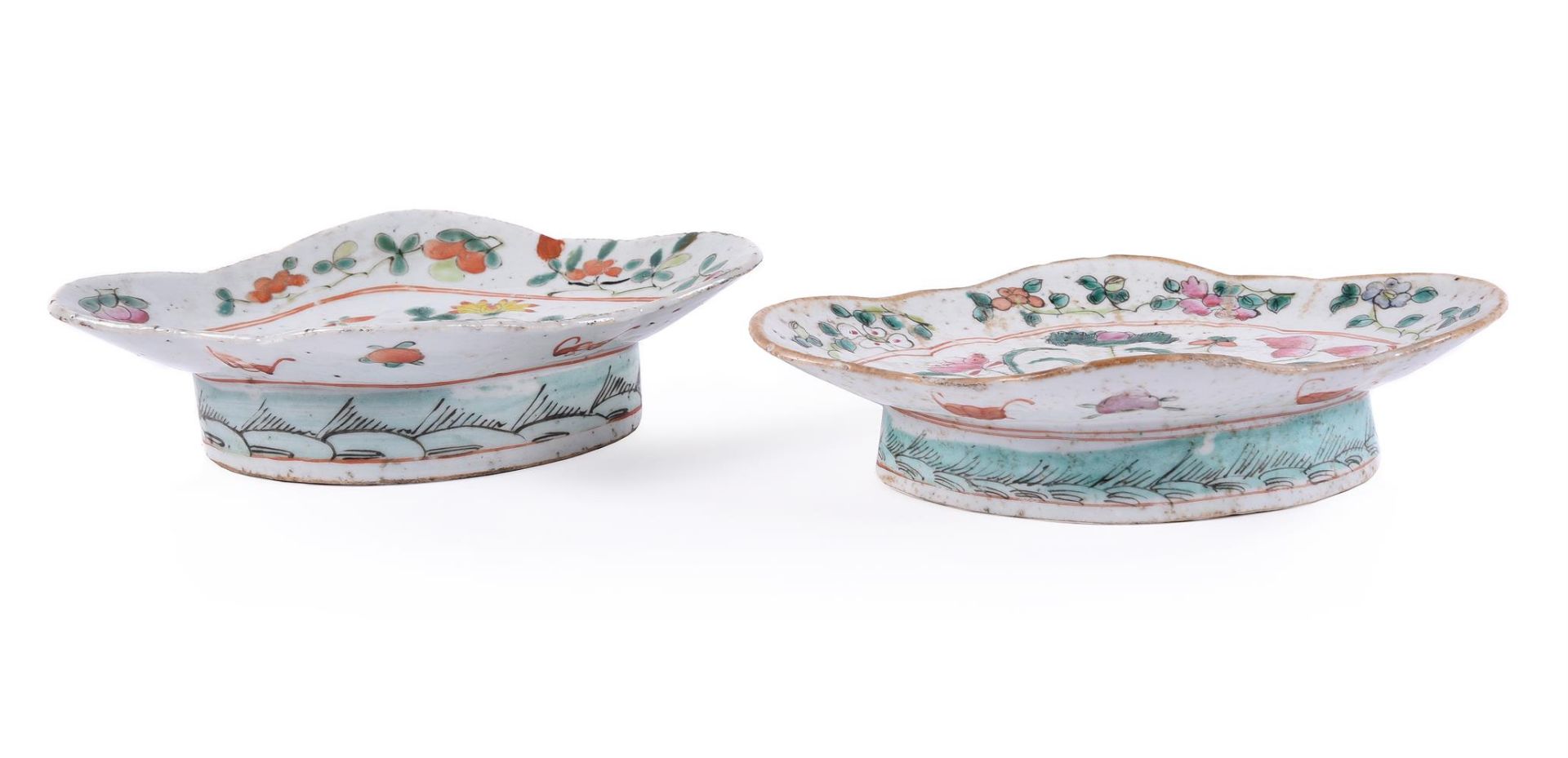 A PAIR OF CHINESE FAMILLE ROSE FOOTED DISHES