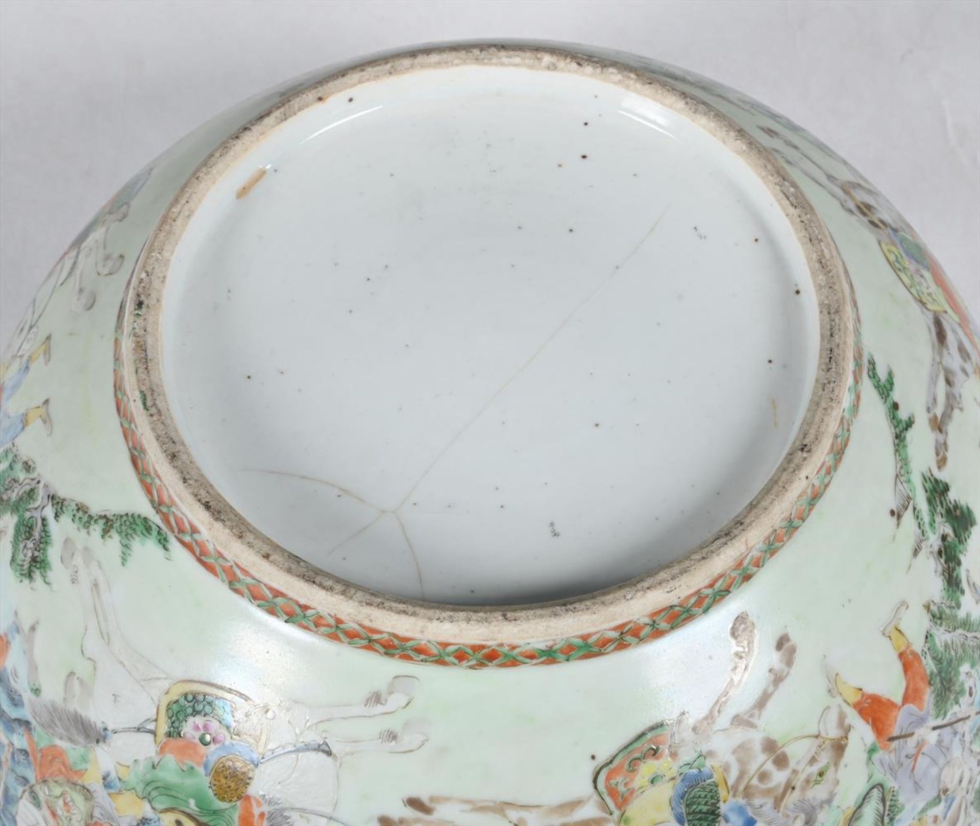 A CHINESE FAMILLE ROSE PUNCH BOWL - Bild 4 aus 4