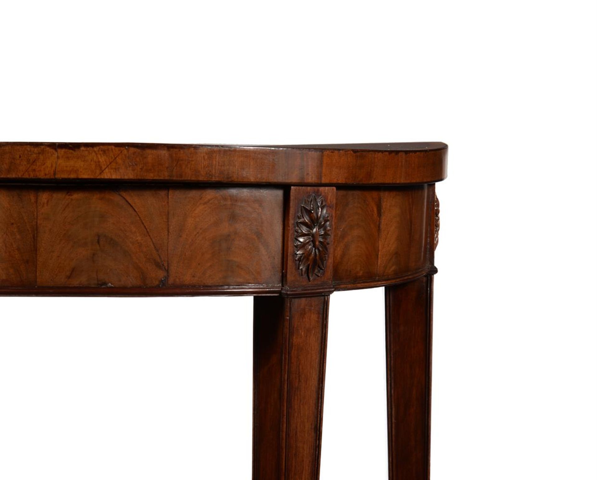 A GEORGE III MAHOGANY AND CROSSBANDED SIDE TABLE - Bild 3 aus 4