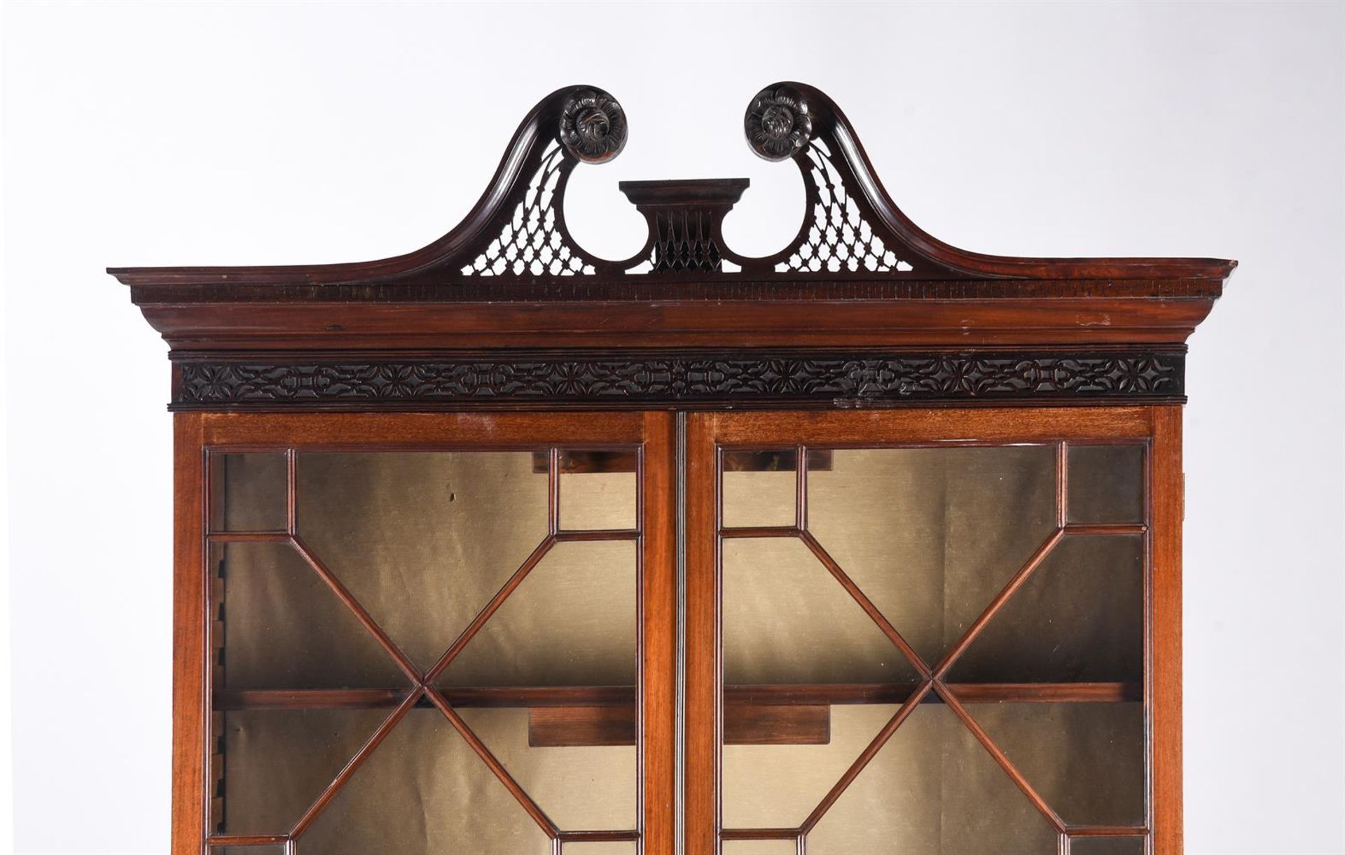 A PAIR OF MAHOGANY BOOKCASE CABINETS IN GEORGE III STYLE - Bild 3 aus 3