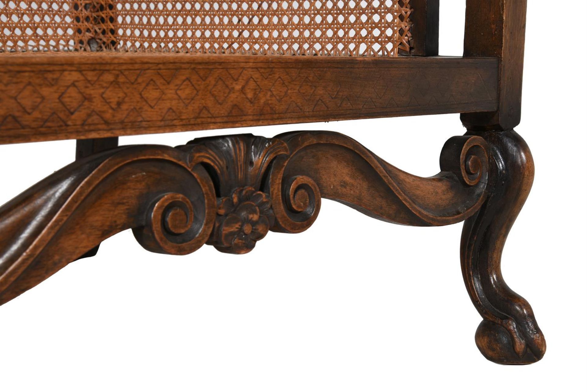 A CARVED BEECH BERGERE SETTEE IN LATE 17TH CENTURY STYLE - Image 8 of 8