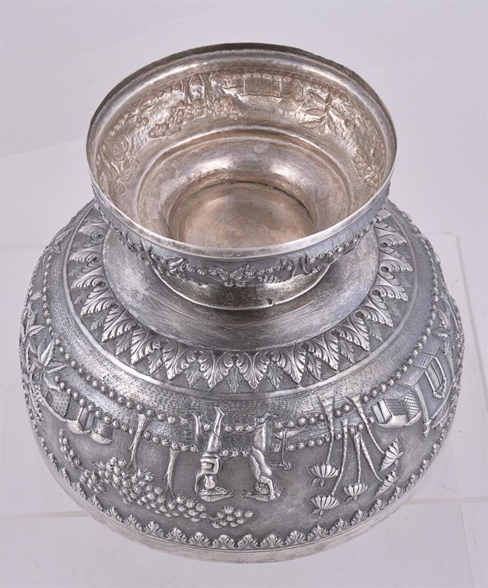 AN INDIAN REPOUSSE SILVER PUNCH BOWL - Image 4 of 4