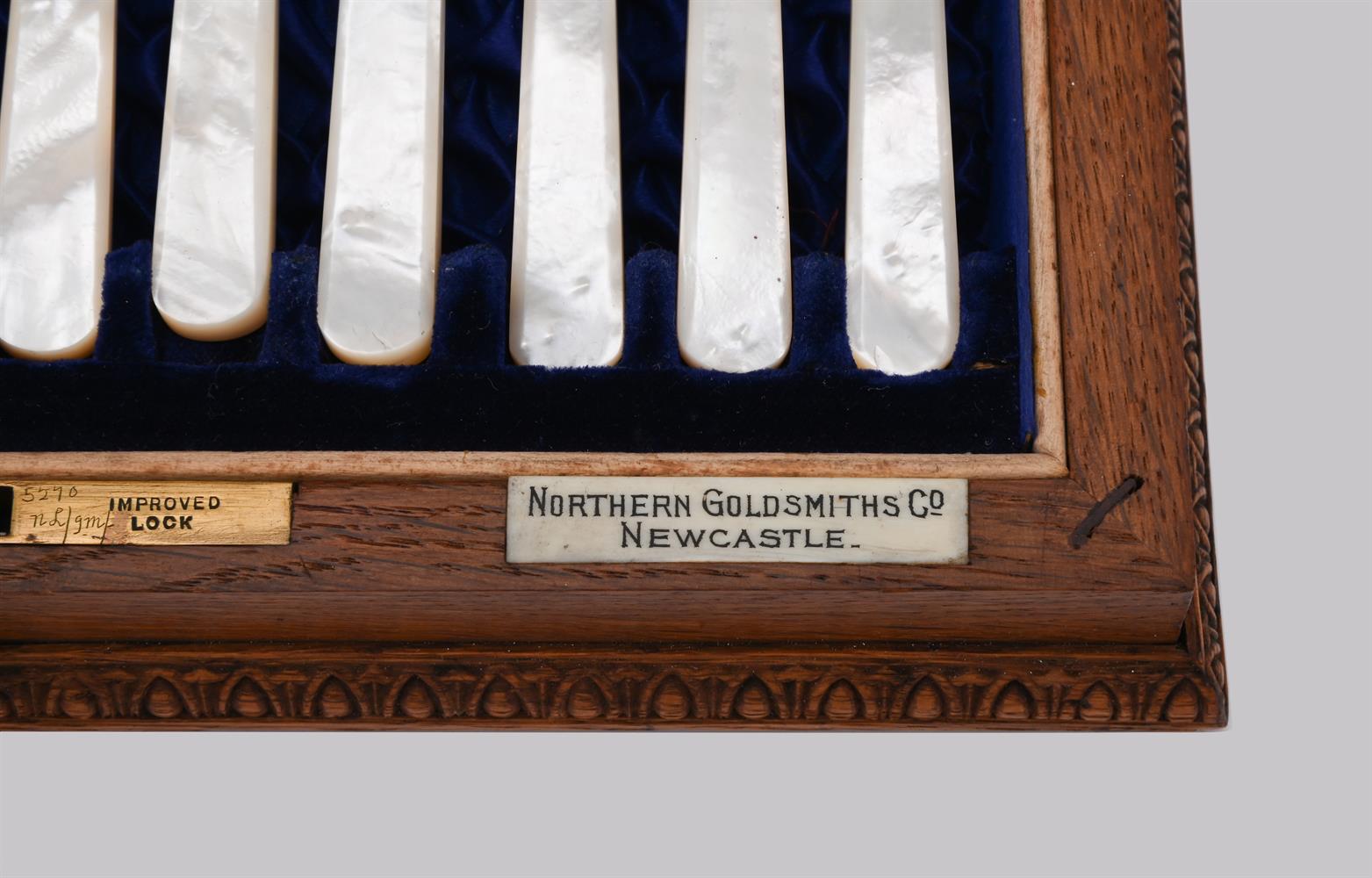 Y A CASED EDWARDIAN SET OF ELEVEN SILVER FRUIT FORKS AND TWELVE KNIVES - Image 3 of 3