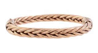 A 9 CARAT GOLD TWO COLOUR WOVEN LINK BANGLE