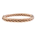 A 9 CARAT GOLD TWO COLOUR WOVEN LINK BANGLE