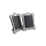 A PAIR OF SILVER MOUNTED SHAPED RECTANGULAR PHOTO FRAMES