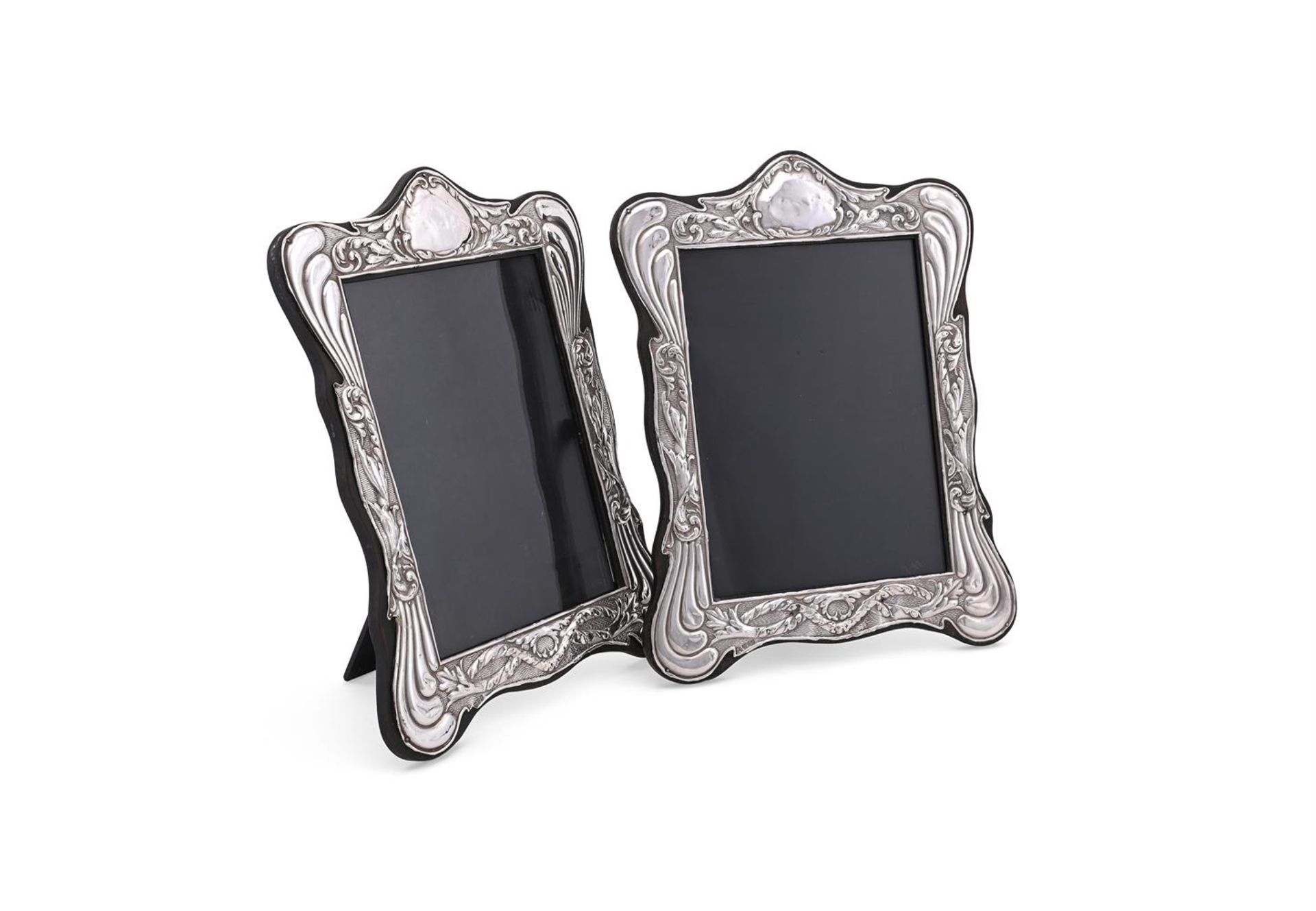 A PAIR OF SILVER MOUNTED SHAPED RECTANGULAR PHOTO FRAMES